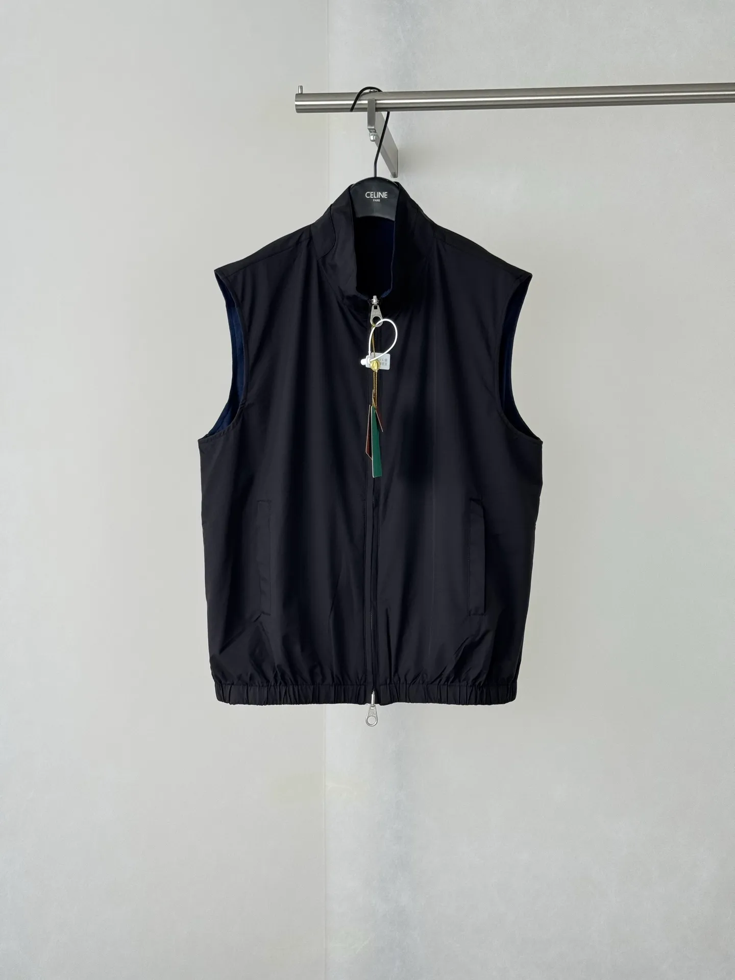 Loro Pian old money style LP double-sided stand-up collar zipper vest jacket. The A side is customized with high-density windproof functional nylon fabric. The drape is completely synchronized with the original version. The B side is made of ultra-fine wool knitted fabric, which has been individually color-fixed and will not turn white after repeated wear. The two-way double-headed metal zipper is molded separately. The size of the slider, metal matte coating, and tooth pattern spacing are strictly reproduced from the original version. Size: 46/48/50/52